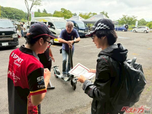 今回コドラを務めるのは横浜ゴム人事部に勤務する中野龍太さん（手前右）。左は指南役の荻野司さん