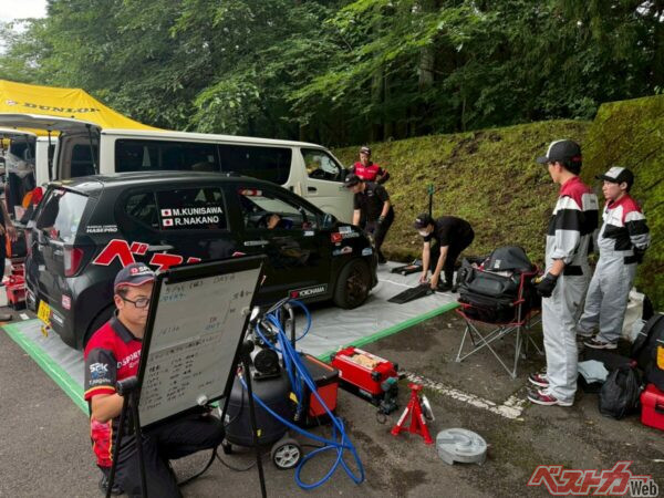 土曜日午前にベストカーミライースチームのサービステント設営開始。分担して着々と作業が進む