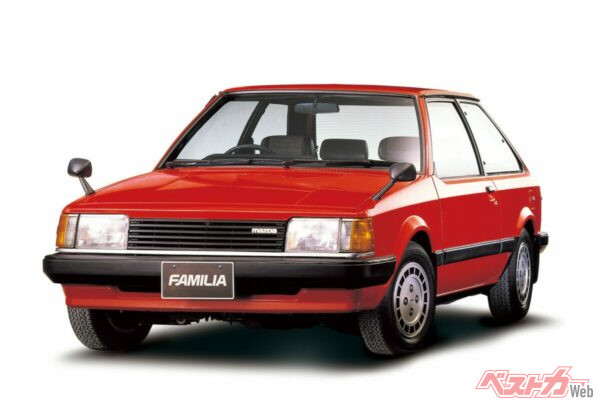 1980年に誕生した5代目ファミリアは実用性が高く、スポーティな走りも楽しめるとあって大人気。最上級のXGはサンルーフやアルミホイールが付いて103万8000円とリーズナブルだった