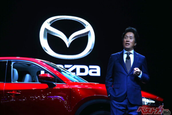 2016年11月のLAショーで先代CX-5をワールドプレミアした時の写真。CX-5は世界中でマツダの主力商品となっている