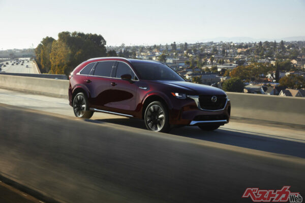北米で販売されるCX-90は直6、3.3ℓマイルドハイブリッドにターボを搭載し、サードシートを持つプレミアムSUVとして人気となっている