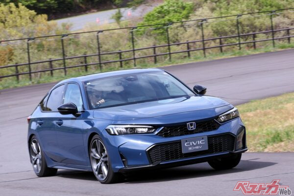 RSではないe:HEVのFL型シビック。タイプRやRSではなくともその性能やスタイリングから人気車種となっている