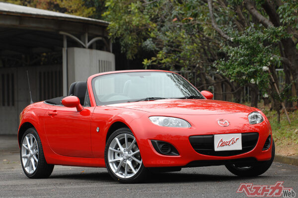 マツダ ロードスター（3代目・2005年登場）。新型プラットフォームを採用して全幅1720mmの3ナンバーサイズとなった