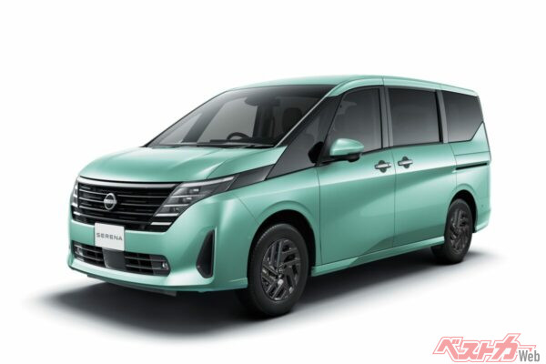 セレナのXグレード。マイチェン前と同様の横方向のグリルとなっている