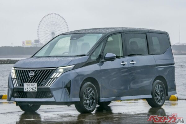 セレナ ハイウェイスターV。Xと異なり斜め方向にVの字になるようなグリルとなっている