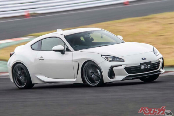 スバル BRZ（現行型・2021年登場）。235psを発生する2.4L水平対向エンジンを搭載する
