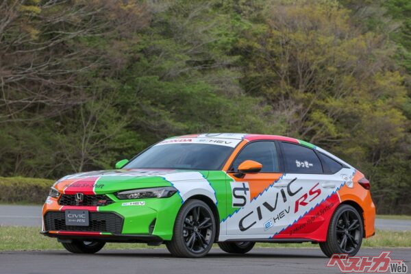 東京オートサロン2026にて展示されたシビック e:HEV RSは、在りし日の特徴的なジャックスカラーに加えてS+Shiftであることが堂々と描かれた