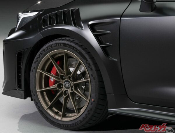 タイヤは245/40ZR18のハイグリップタイヤ「Michelin Pilot Sport Cup 2」を装着。ベース車よりも幅を10mm拡大した