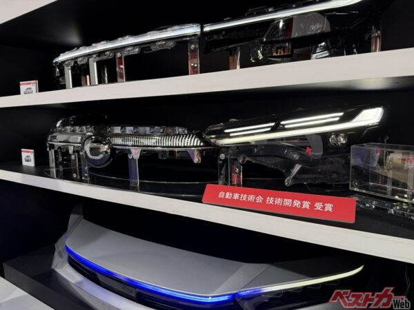 カローラクロス(写真中段)に採用されたことでもおなじみのシグナルロードプロジェクション