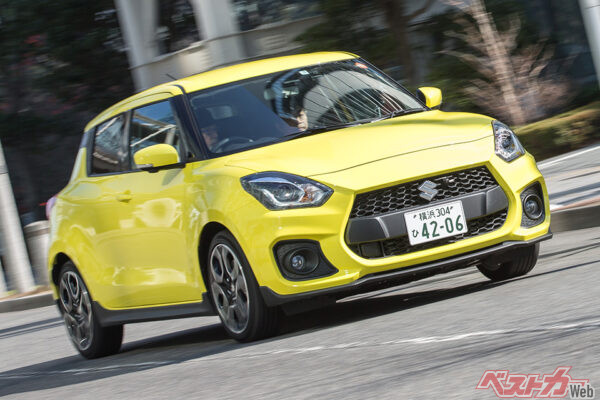 スズキ スイフトスポーツ（4代目・2017年登場）。1トンを切る軽量ボディに140psの1.4Lターボを搭載し、力強い加速を味わえる