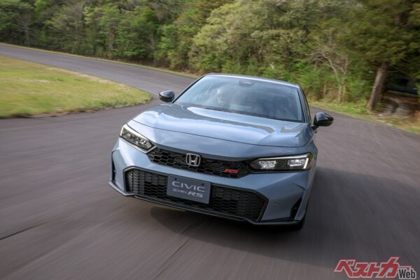 S + ShiftによってまるでMT車にのっているかのような変速ショックなどを味わえるシビック e:HEV RS