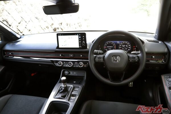 シビックRSの運転席。6速MTのシフトレバーが付いているのが特徴だ