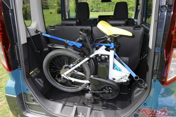 このように自転車を折りたたんでも防汚タイプラゲッジフロアなので安心