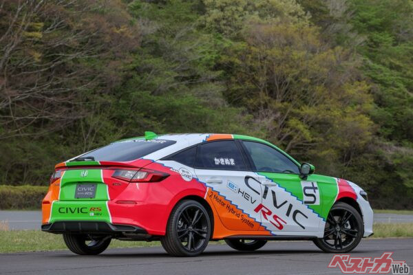 シビックは「走るクルマ」の印象を保ち続けている。東風日産 N7がフィリピンでプリメーラの名で出たように、ハイブリッド車やEVでいつかツーリングカー選手権が開催されるのだろうか