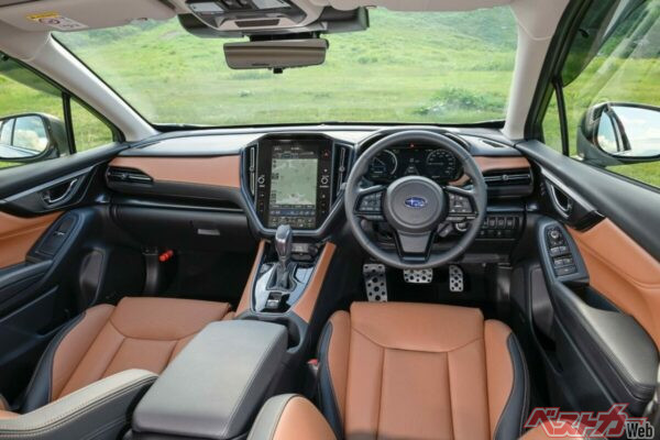 ナッパレザーやハーマンカードンサウンドシステムを標準装備するプレミアムS:HEV EX。12.3インチフル液晶メーター（パワーメーター付）と縦型の11.6インチセンターインフォメーションディスプレイ&インフォテインメントシステムを備える
