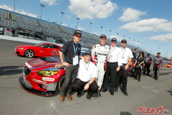 2013年MAZDA6のディーゼルが北米でデビューした時にデイトナインターナショナルスピードウェイで撮った写真。右隣が後にIMSAの社長になるジョン・デューナンさん
