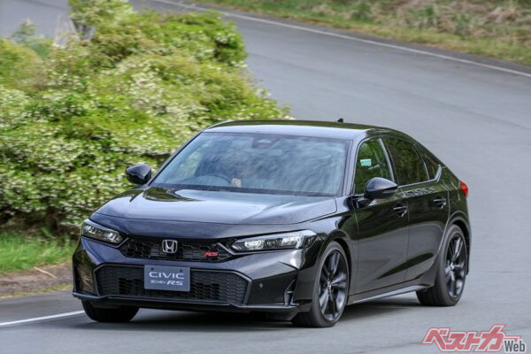 S + Shiftの登場はハイブリッドであってもMTのような楽しさを味わさせてくれる。RSの走りや楽しさとe:HEVの優秀さが組み合わさりシビックは新たな局面へと進んで行く