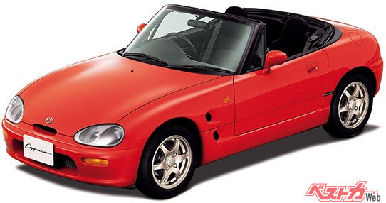 1991年に登場したスズキ「カプチーノ」。マツダのオートザムAZ-1、ホンダのビートとともに「ABCトリオ」とよばれた軽オープンスポーツモデルだ
