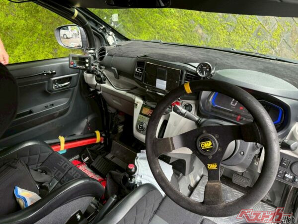 コレがラリー仕様車の運転席！　このとなりに横浜ゴムの若手社員が乗り込むのだ！