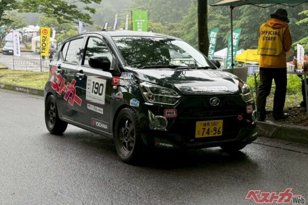 写真を見てわかるように路面もタイヤも濡れた状況。まさに横浜ゴムの本領発揮だ