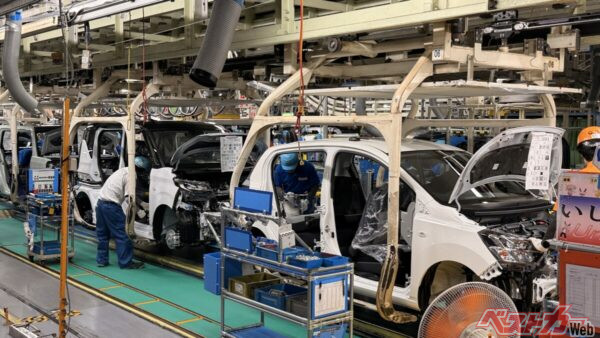 第2工場ではミライース(右)、ムーヴ(左)のほかタフトとムーヴキャンバスを製造し、良品廉価の商品づくりに貢献する