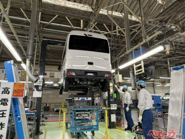 第1工場ではe-アトレーやe-ハイゼットも生産するが、クルマを下げてバッテリーを組みつけることで、作業員が座って作業を行うことができ、バッテリーの位置合わせの精度も向上した