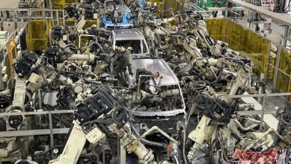 以前は治具で位置決めをしたが、ロボットが位置決めと溶接の両方を行うことで、生産性は大きく向上した