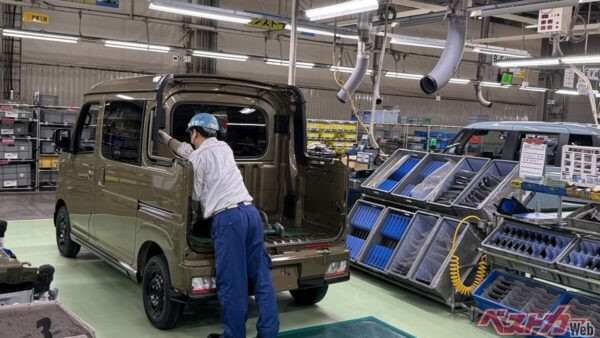 アトレーやハイゼットのデッキバンなど特装車30種もラインで流れている。自社工場で特装車を生産できるのはダイハツの大きな強みだ