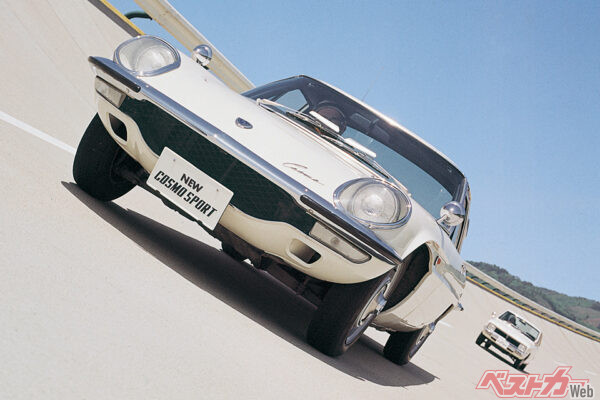 マツダ コスモスポーツ（1967年登場）。1961年にロータリーエンジンの開発が始まり、1967年に世界初の2ローターエンジン搭載車として登場。後期型では128psへとパワーが高められた