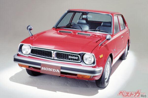 ホンダ シビック（1973年登場　初代／CVCC）。マスキー法を世界で初めてクリアした低公害エンジン「CVCC」を搭載して世界を驚かせた