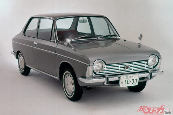 スバル 1000（1966年登場）。日本初の水平対向エンジンを搭載。スバル初の小型車でもありFFレイアウトで広い室内を誇った