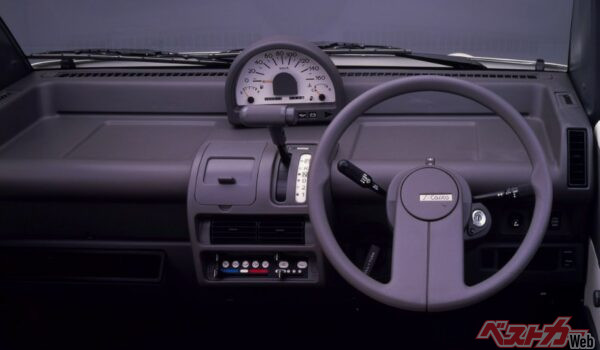 運転席まわりはフラットなダッシュボードとベンチシート風のフロントシートを採用。ユニークで機能的なデザイン