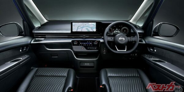 運転席まわりも当然専用デザイン。フィニッシャーは紫檀柄で、ダークウッド調。本木と思わされるような手触りを再現するほどのこだわり