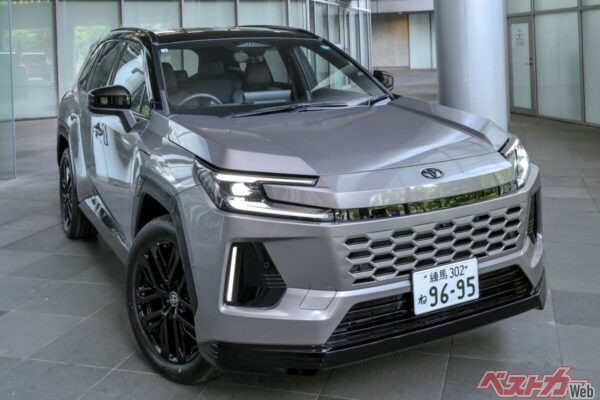 新型RAV4のPHEVモデル。ただ外部充電ができるということだけでなく性能も大違いだ