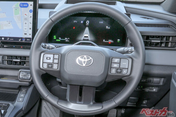 RAV4 PHEVの運転席。HEVのRAV4との差は一見ないのだが、よーく見るとPHEVにはパドルシフトが付いているのがわかる