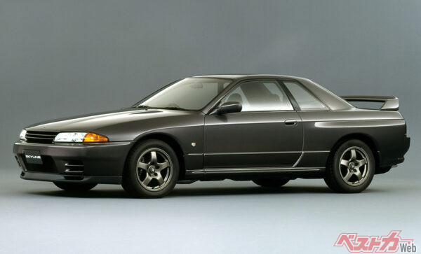 日産 スカイライン＆スカイラインGT-R（R32　1989年登場）。レースでの勝利を目指しGT-Rを復活させるために、四輪マルチリンクサスペンションをはじめ、当時の最新技術を惜しみなく投入