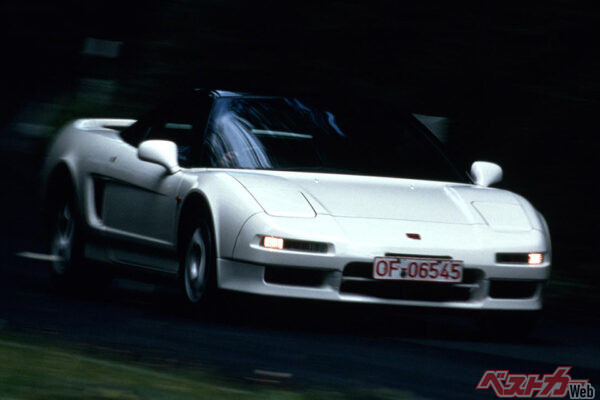 ホンダ NSX（初代NA1は1990年登場）。軽量なアルミボディに、3L級のV6エンジンをミドシップした和製スーパーカー