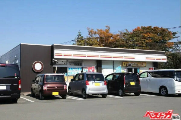エンジンかけっぱなしでドライバーはいない……。コンビニの駐車場ではよく見かける光景だ。しかし、これもれっきとした違反行為（写真：写真AC）