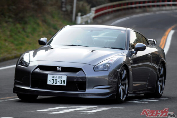日産 GT-R（2007年登場）。最初期のモデルは777万円という、性能を考えれば破格と言える値段で登場。日産のイメージリーダーでもあった