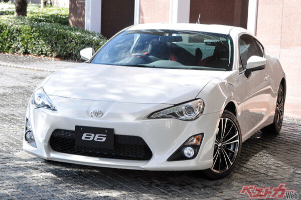 トヨタ 86／スバル BRZ（2012年登場）。初代は自然吸気の2L水平対向4気筒エンジンを搭載。数多くの中古車が出回ることで、大学生でも手に入るFRスポーツとして人気に