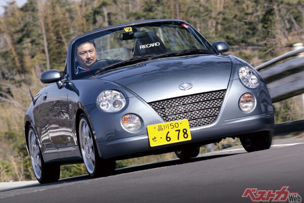ダイハツ コペン（2002年登場）。64psを発揮する直4ターボを搭載。MT車も設定し多くのファンを魅了した