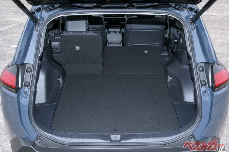 先代の弱点だった荷室の傾斜が改善！　新型RAV4で車中泊して分かったリアルな寝心地