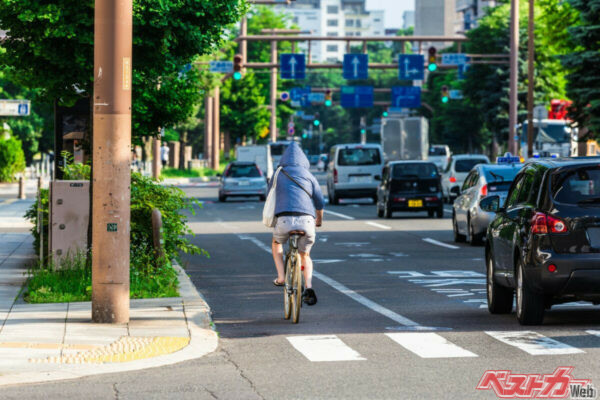 これからは、これまで以上にお互いの存在を意識し、相手の立場を理解した運転が求められそうだ（Adobe Stock@beeboys）