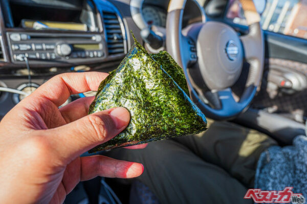 朝の通勤時などおにぎりを食べながら運転する人も多いのではないだろうか(YUTO PHOTOGRAPHER@Adobe Stock)