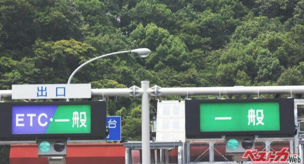 本来の目的地へと戻ることができる「特別転回」を利用する場合は、ETCを使っている場合でも必ず「一般」または「ETC・一般」のレーンへと進入することが必要。料金所の係員や精算機の呼び出しボタンを押し「降りるはずのインターを通り過ぎてしまった」ことを伝えよう
