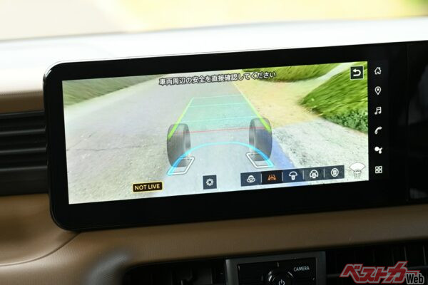 クルマの下が見えるインビジブルフードビューが採用されている