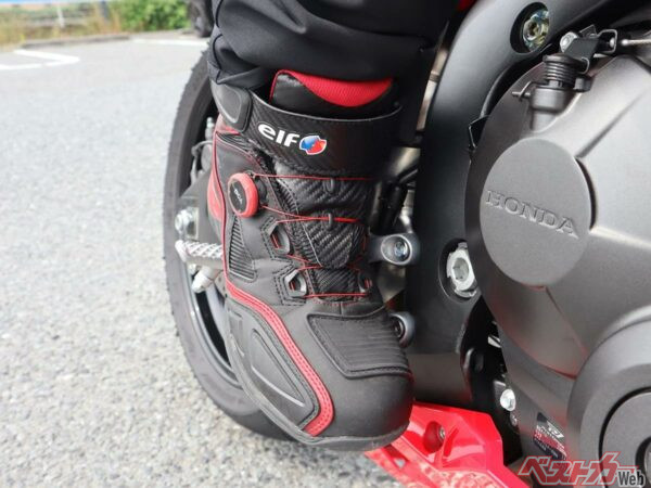 スニーカーはなぜ危険？バイク専用ライディングシューズが勧められるワケ