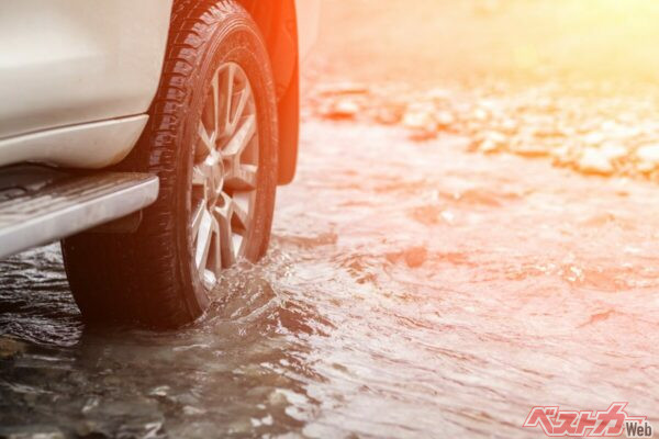 夏のゲリラ豪雨で道路が川に!! SUVでも冠水路に突っ込んではいけない本当の理由