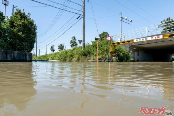 冠水路では水面の下に側溝やマンホール、障害物が隠れていることも。水深や路面状況は目視では判断できない（PHOTO：Adobe Stock_jpimage）