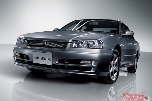 ガッシリしたルックスとなったR34型スカイライン